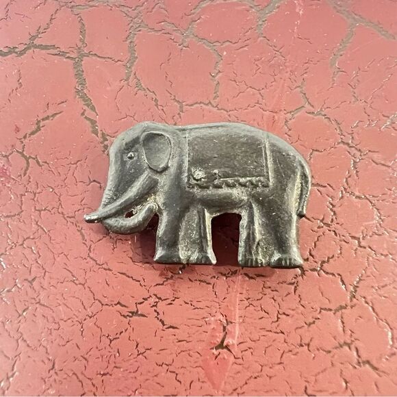 Vintage Jewelry - Vintage Metal Elephant Pin Brooch – Rustic Blackened Finish